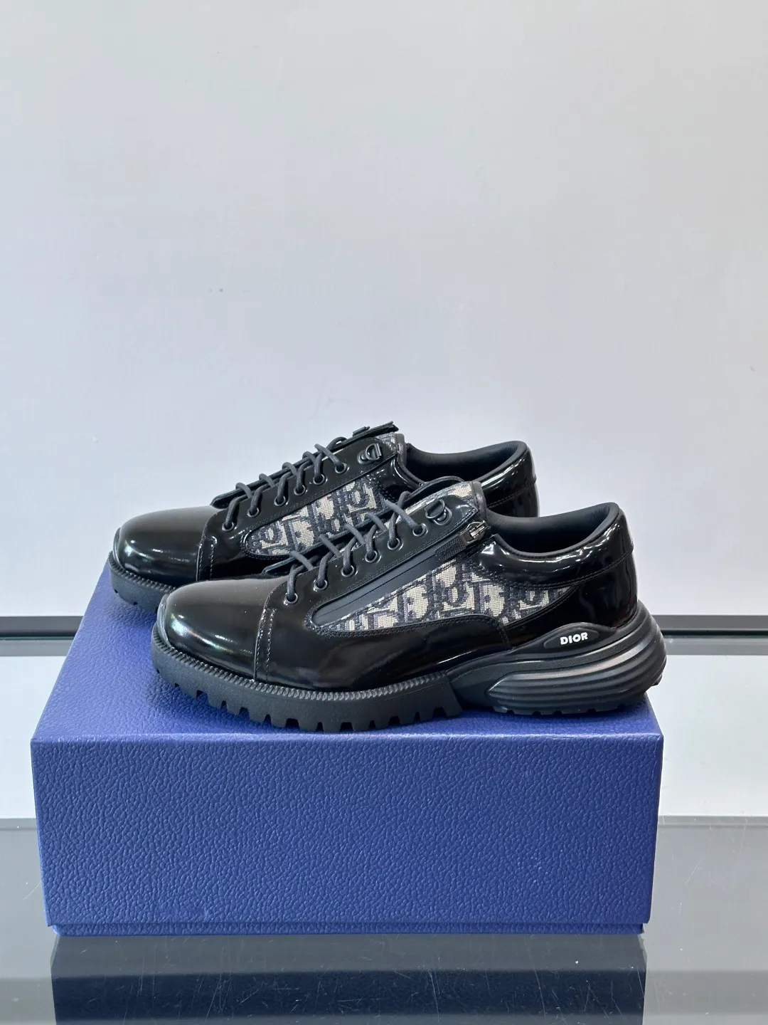 Men's shoes 💰p560 "Dio＊" Combat Derby Shoes Dior Combat Derby Shoes, black calfskin + Dior Oblique embroidery, highly recognizable. Shoelaces + technical zippers make it easy to put on and take off. The EVA hybrid soles are light and comfortable, with a sense of sportiness and fashion. They are great for daily wear or sports. They are the perfect combination of high fashion and functionality. size: 39-44 (38.45 customized)